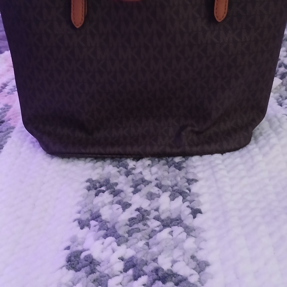 Authentic Michael Kors Jet Set Monogram Tote Bag - Picture 2 of 6